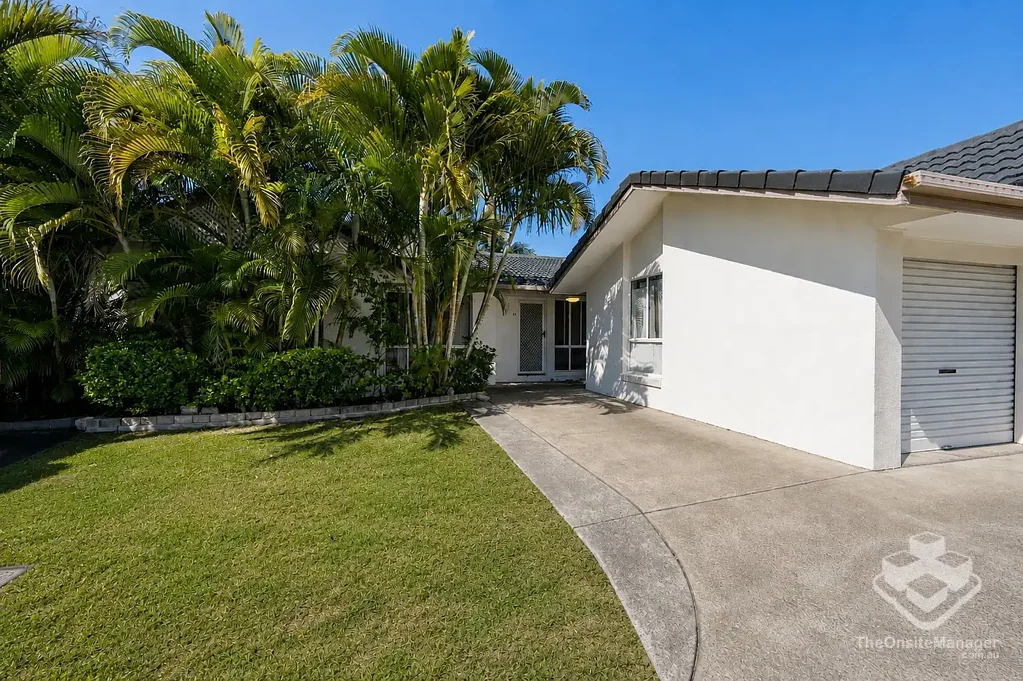 Benowa 3कमरा Walk to Benowa Schools | Spacious Low-Set Townhouse with Large Backyard