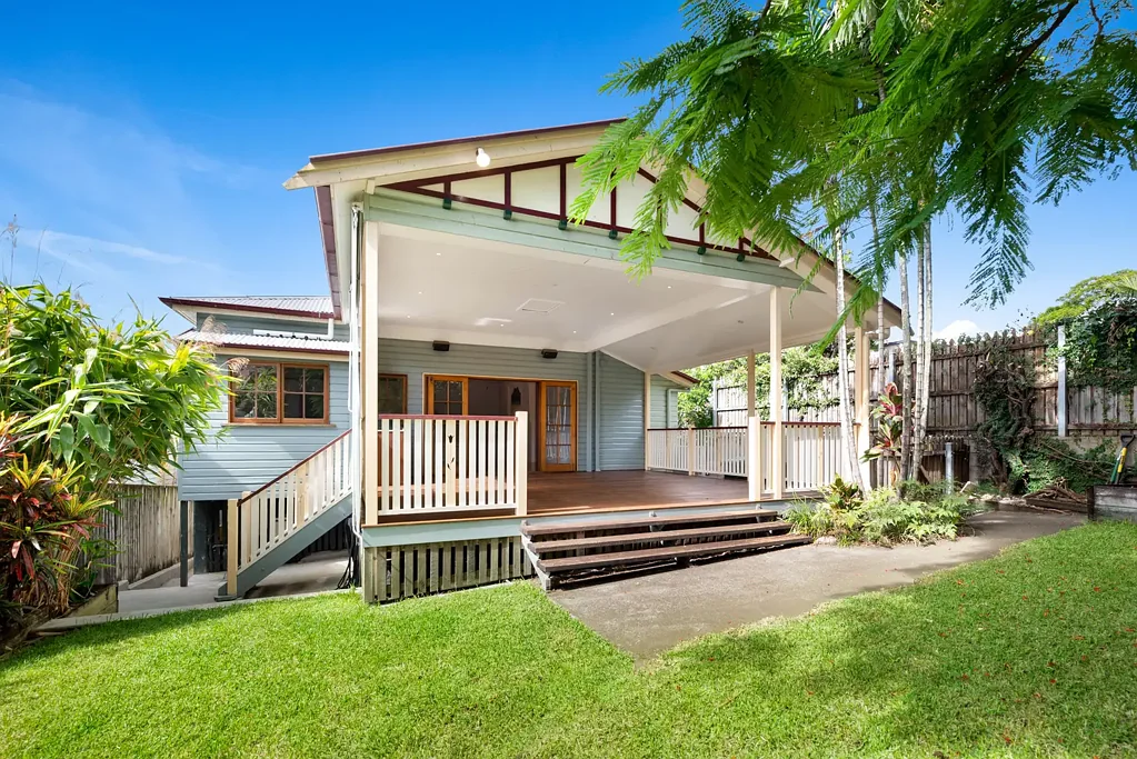 FAMILY HOME - Grand Dual-Level Oasis
