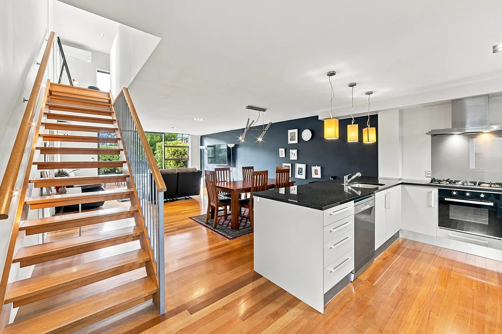 Edgeware 3Moenga City-Fringe Living with Double Garage