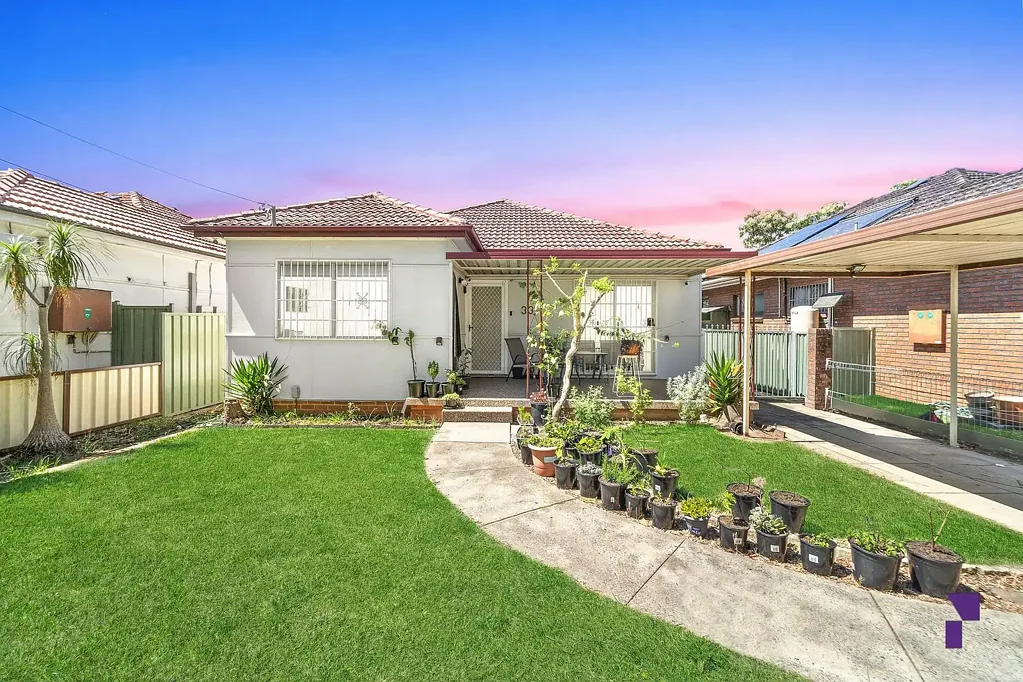 Sefton 3कमरा Spacious family home with self contained retreat set in a prime location