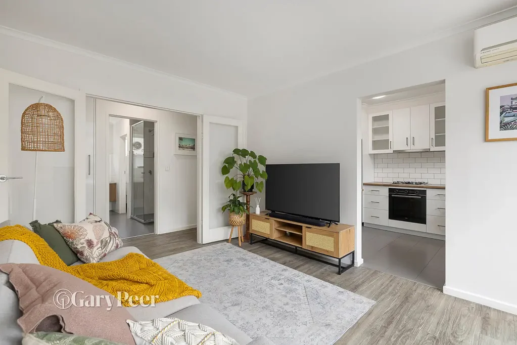 Glen Huntly 2कमरा Stylish, sunny & superbly located – with two courtyards!