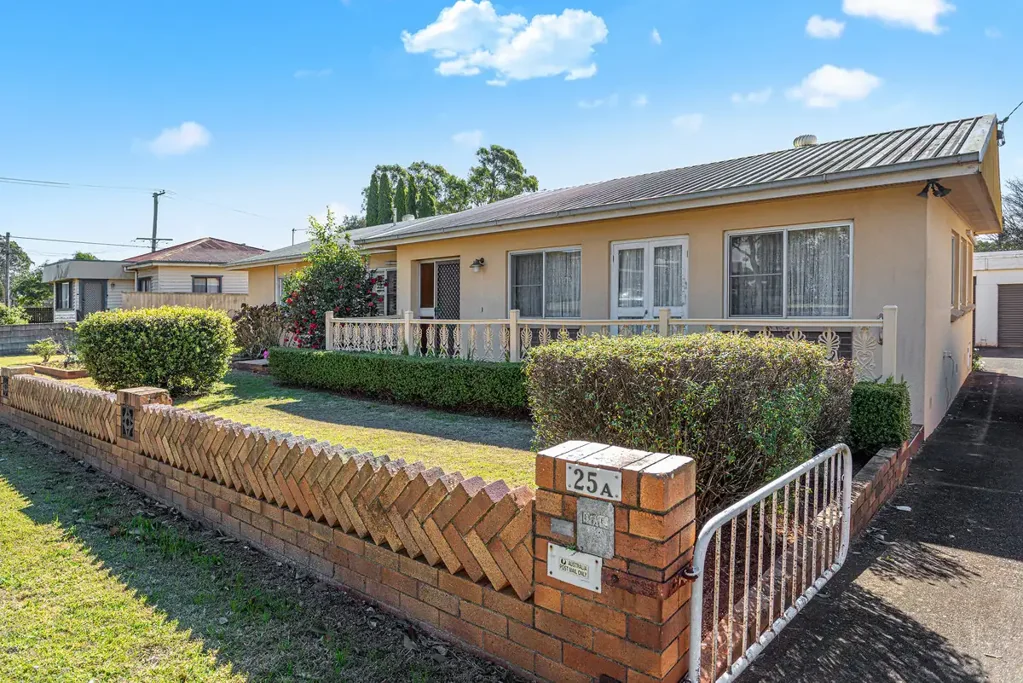 Newtown 3Habitaciones Solid Cavity Brick Home on 865m² – Prime Newtown Potential