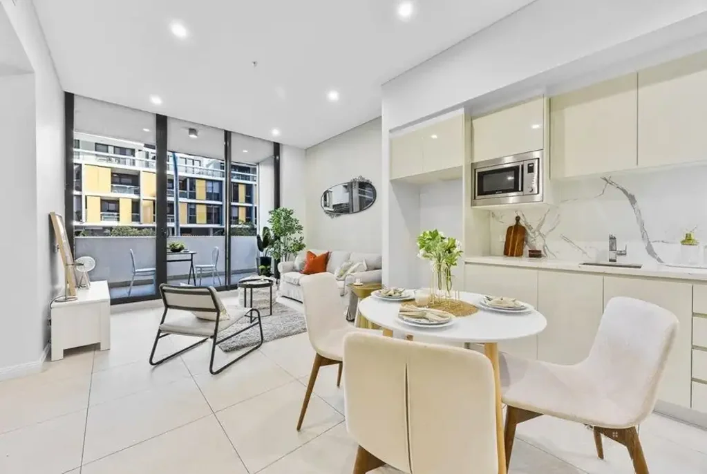 SPACIOUS ONE-BEDROOM APARTMENT.