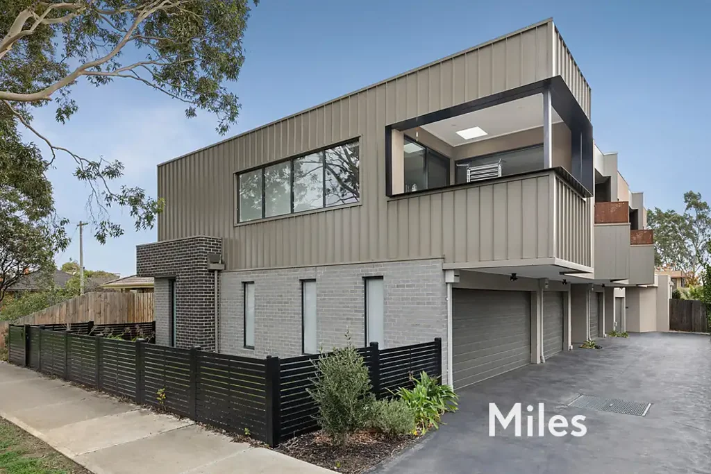 MODERN TOWNHOUSE IN THRIVING LOCATION