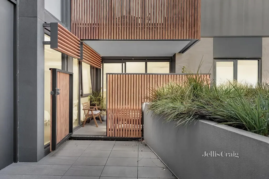 Eltham 1房 黄金地段Canopy Eltham内，Miele厨房，私人阳台，共用庭院，独特户外空间，豪华设施齐全，便利生活方式。 Central and Convenient Ground Floor Apartment
