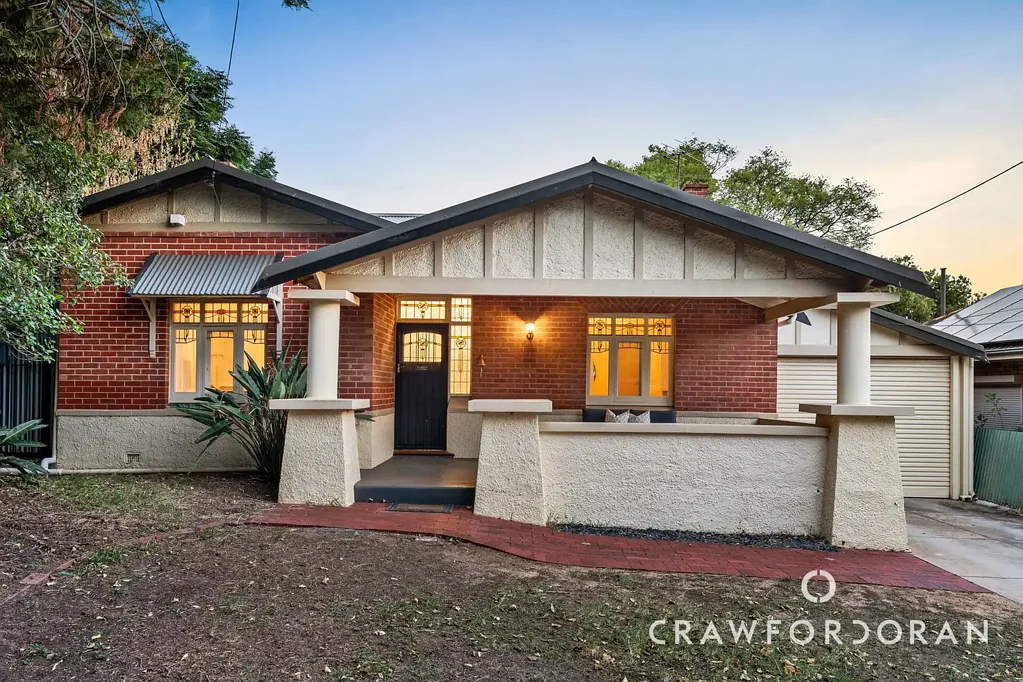 Prospect 3침실 A Refined C.1930 Bungalow on an Expansive Family Holding