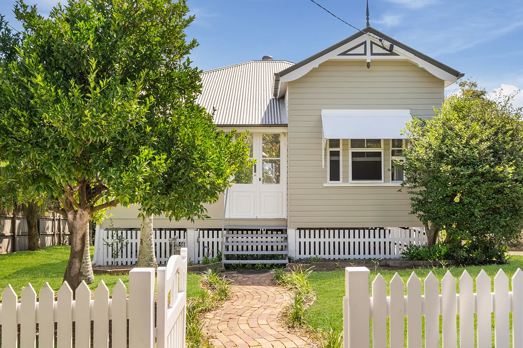 CHARMING FAMILY HOME - SHORNCLIFFE