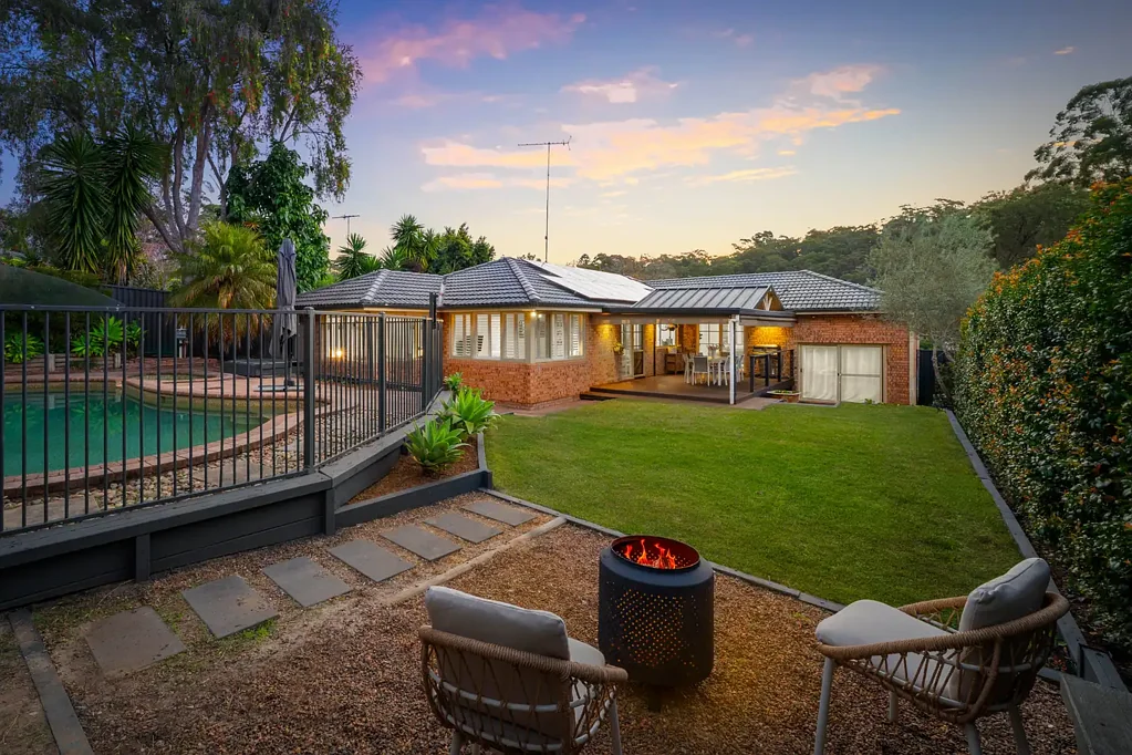 Berowra Heights 4બેડરૂમ Light-Filled Living with a Resort-Style Backyard
