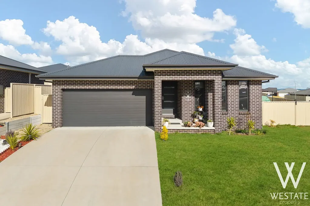 Kelso 4 Bedroom HIGH ABOVE IT ALL. BIG VIEWS. BOLD LIVING.