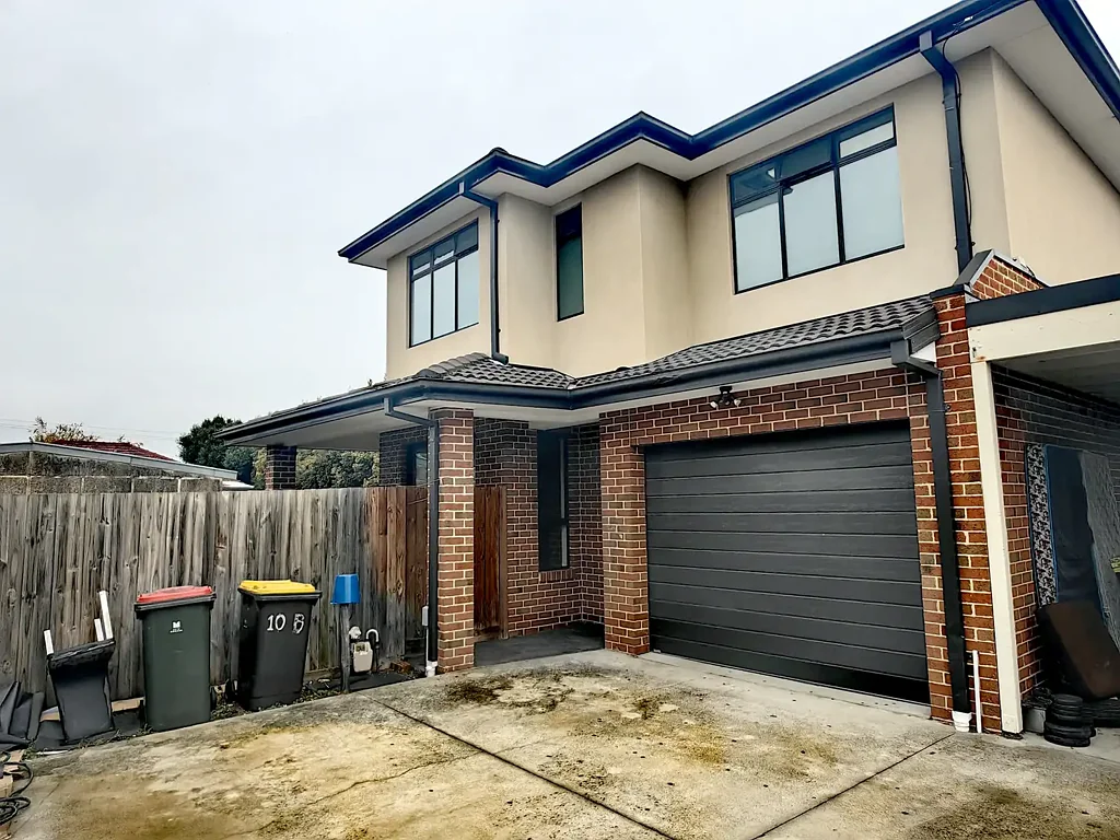 COMFORT THREE-BED TWO-BATH TOWNHOUSE IN A QUIET NEIGHBOURHOOD