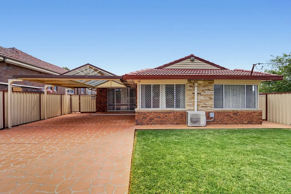Sefton 6房 位于优越地段的宽敞家庭住宅，带 granny flat Spacious Family Home with Granny Flat in a Prime Location