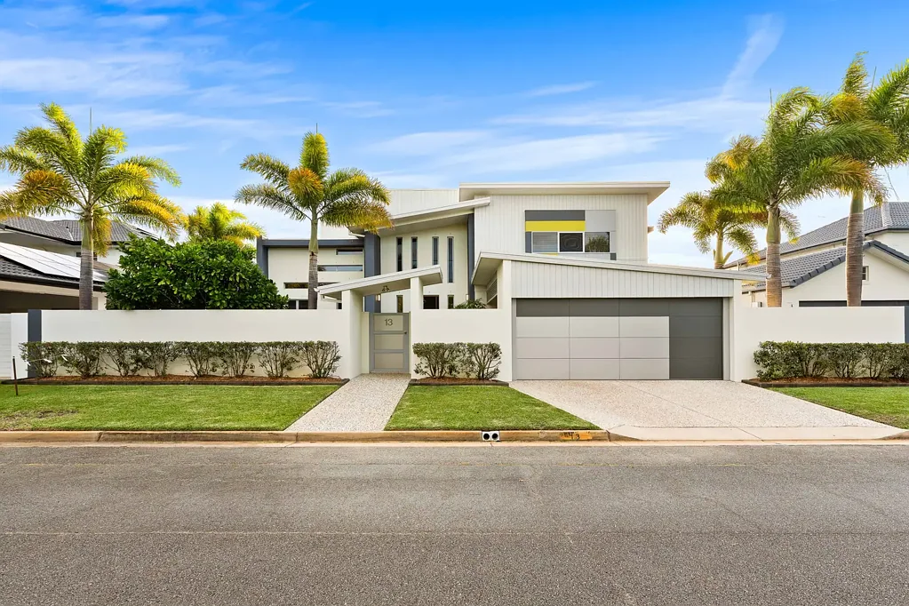 Bundall 5房  Grand-Scale Waterfront Luxury in Prestigious Riviera Estate
