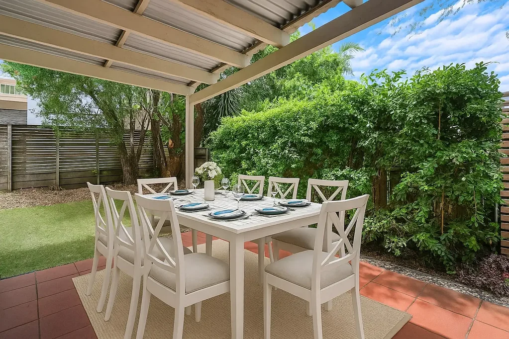 Chermside 2房 Chermside核心位置 便捷医疗配套 M7高速近享 西区商圈环绕 太阳能热水 空调吊扇齐全 独立庭院空间 Boutique Complex of 4 - A quiet, well-kept complex with a strong sense of safety