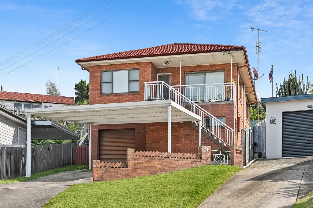 Warrawong 4 Bedroom Brick Home with Coastal Views & Self Contained Granny Flat