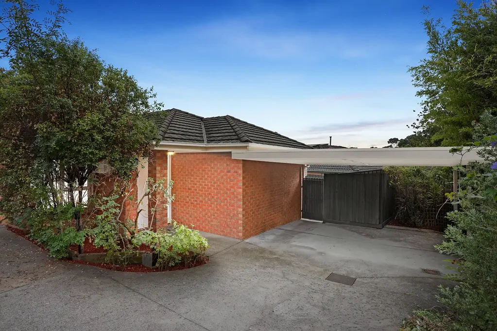 Burwood 3房 Mt Waverley学区房 硬木地板 三卧带衣帽间 双车棚停车 步行商圈与公园 Peaceful & Sun Soaked Enriched by Walkable Neighbourhood in MWSC Zone