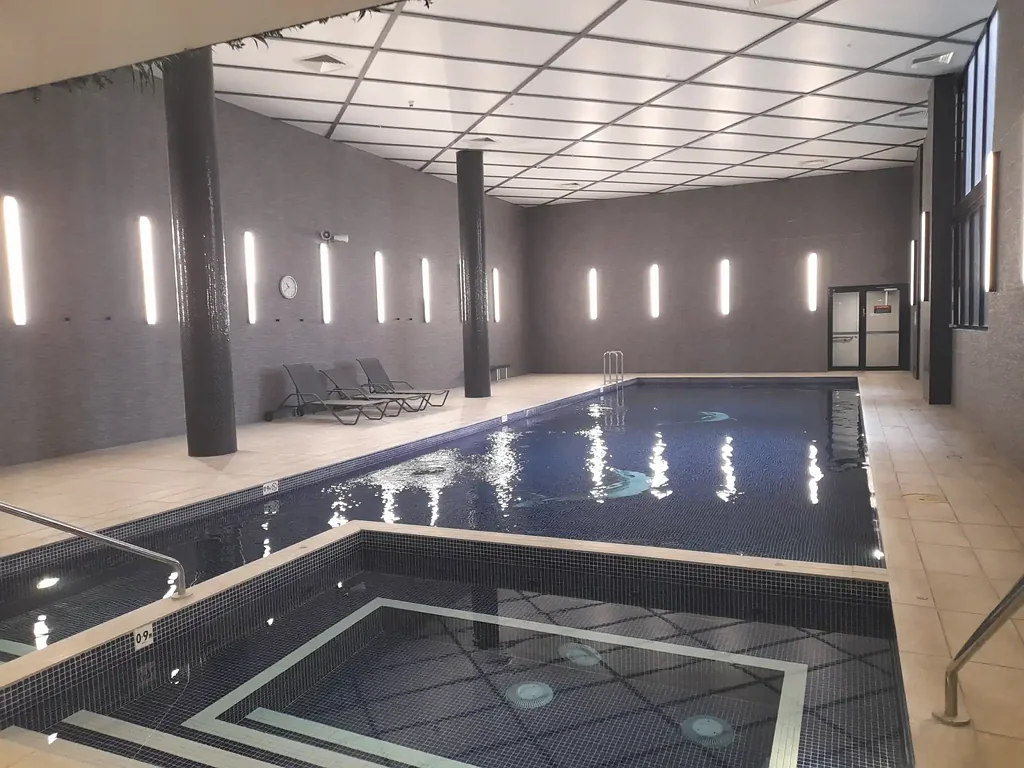 Luxury Fully-Furnished 3-Bedroom Apartment with 2 Parking Spaces - Prime Mascot Location