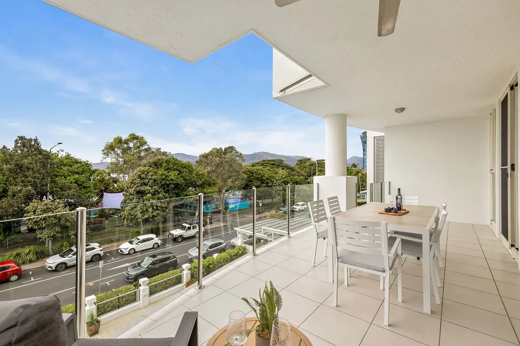 Cairns City 3房  EXCEPTIONAL WATERS EDGE - STYLISH 3RD FLOOR APARTMENT