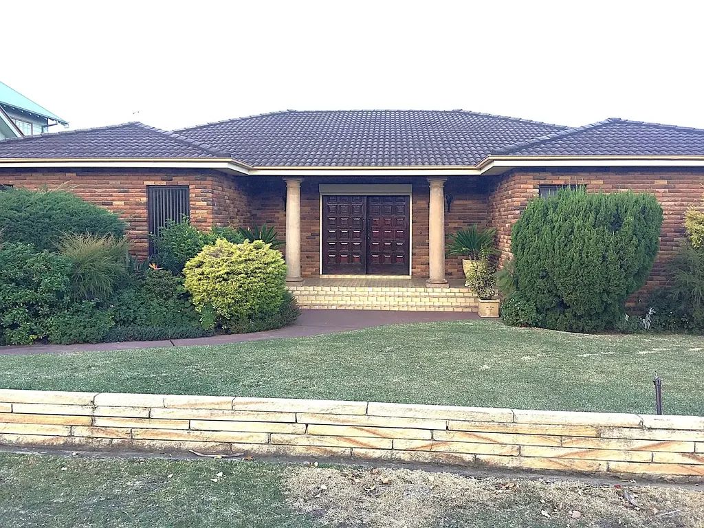 Spacious Family Home with Brand-New Kitchen & Multiple Living Areas Bring The in-laws!!!