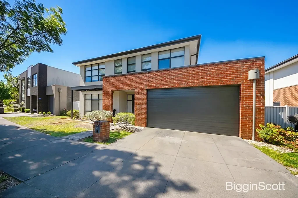Impressive Family Home in Waverley Park Estate