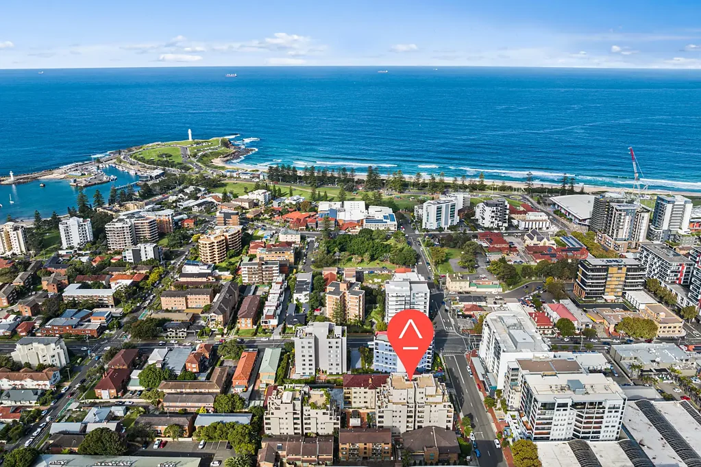 Wollongong 2房 单层底楼安保公寓 宽敞朝北庭院 现代厨房 风格浴室 步行便利 咖啡购物近 停车方便 Rare Villa-Style Apartment with Sun-Drenched Courtyard