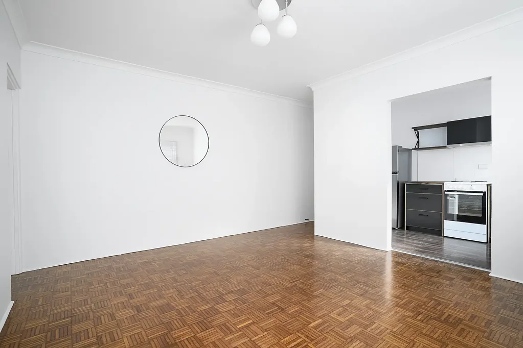 Bright, well maintained apartment close to amenities