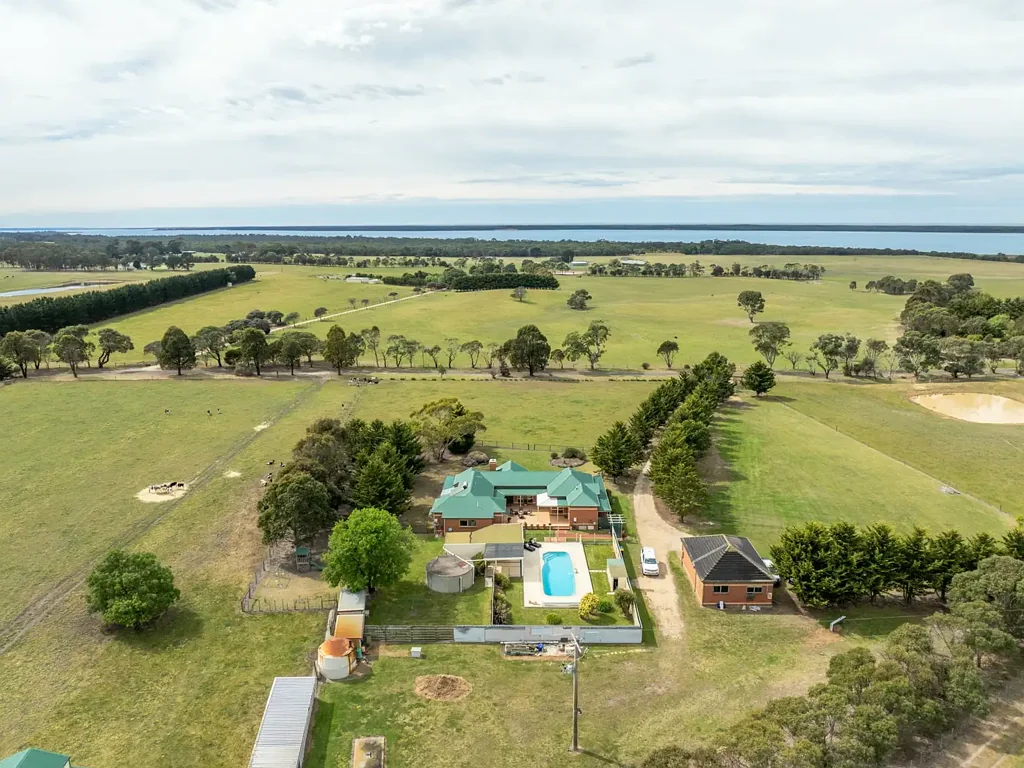 Goon Nure 3部屋 PANORAMIC LAKEFRONT LIFESTYLE ON 74 ACRES