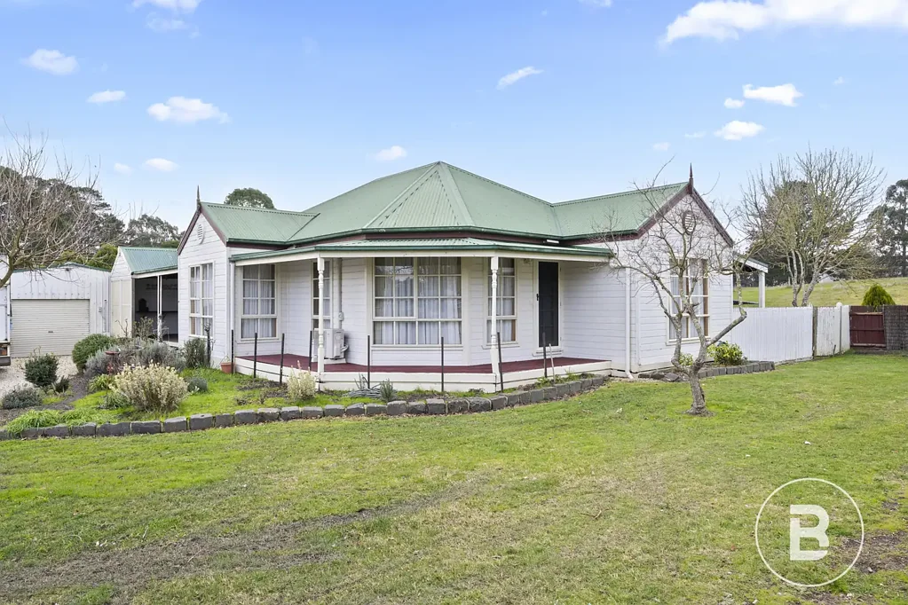 Smythesdale 4房  SPACIOUS FAMILY HOME ON 1,315M² (APPROX.) WITH EXCEPTIONAL SHEDDING
