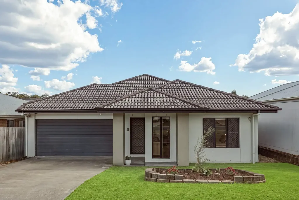 Waterford 4房 拎包入住！您的华丽新家正等待着您.. Move in ready! Your stunning new home awaits..