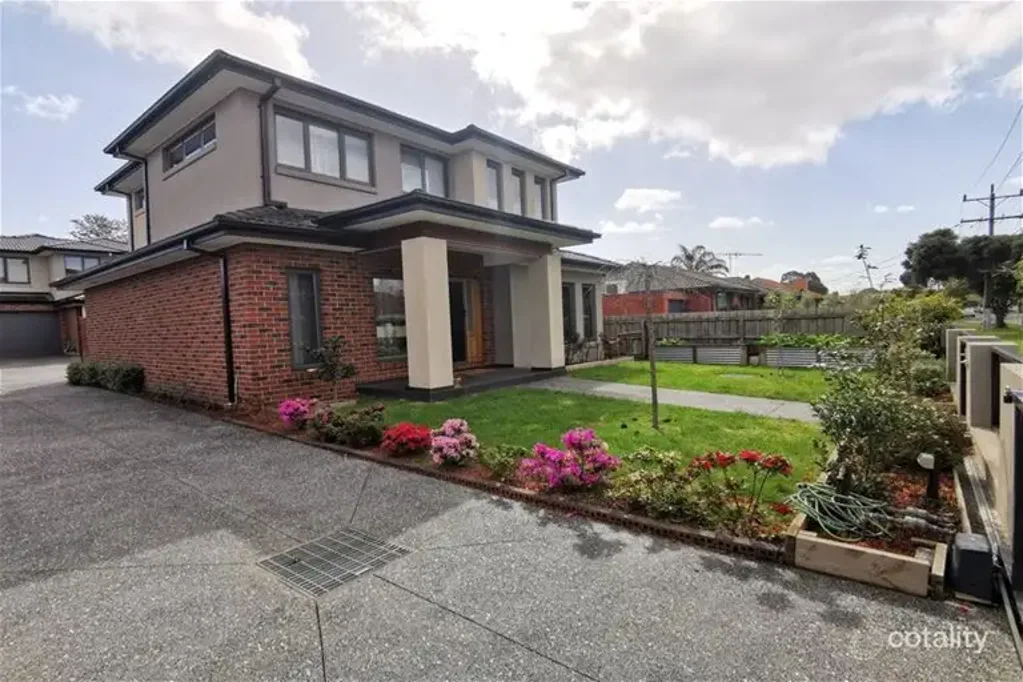 Spacious Townhouse in Prime Hughesdale Location
