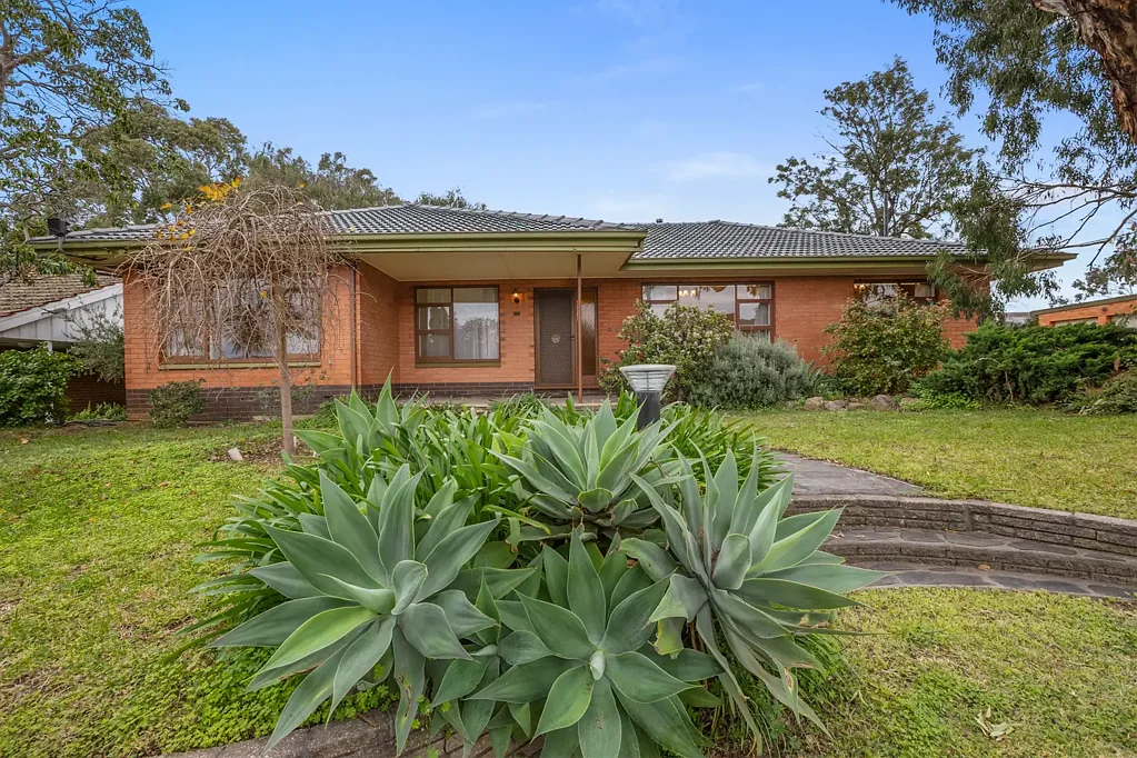 Spacious Family Home with Multiple Living Areas FOR RENT!