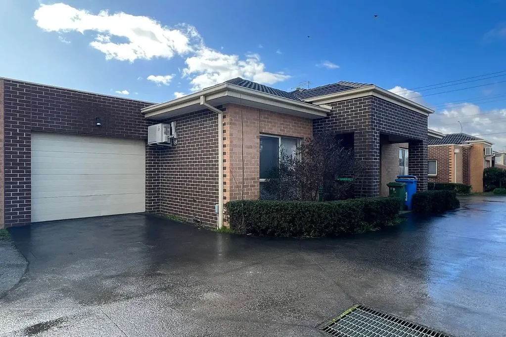 SPACIOUS 2 BEDROOM UNIT IN PRIME HALLAM LOCATION. $560 PER W