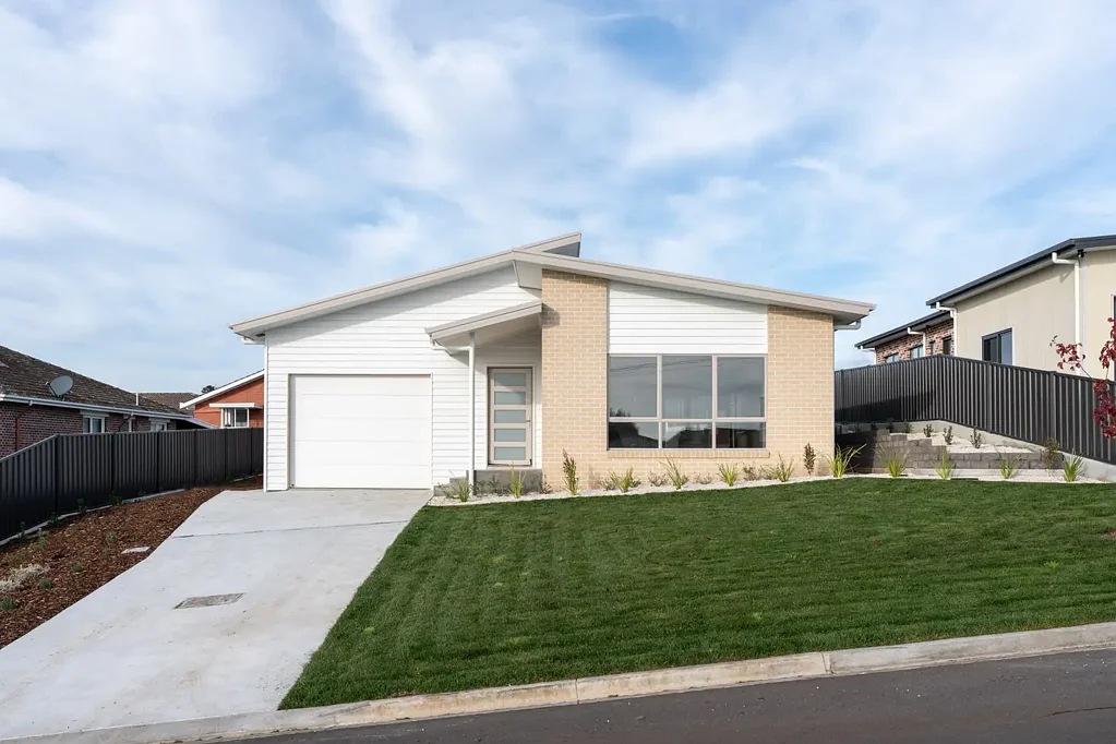 Ulverstone 4 Bedroom WHERE COASTAL SERENITY MEETS CONTEMPORART ELEGANCE