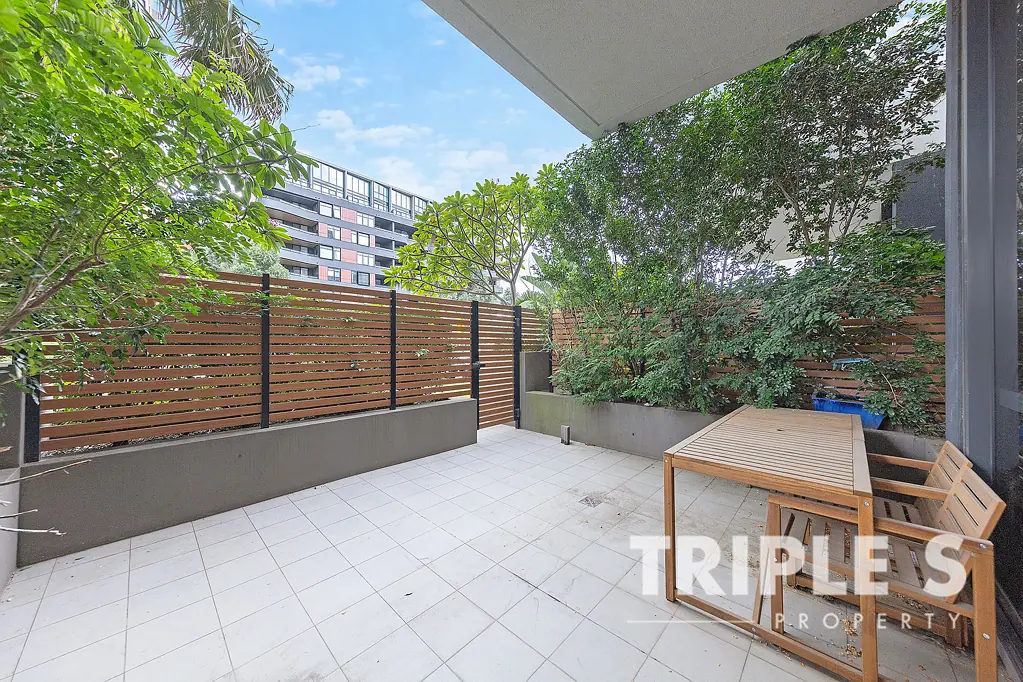 Wentworth Point 1 Bedroom Big courtyard with dual access and full timber Floor!