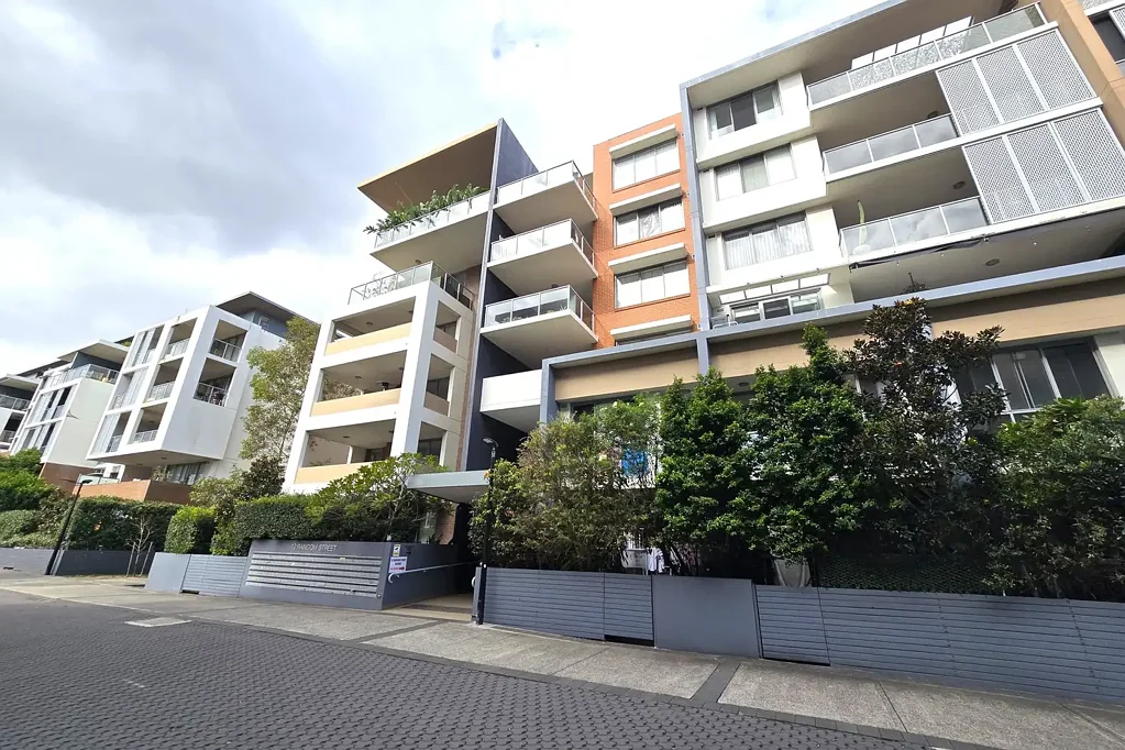 Modern Two Bedroom Apartment - (Entrance via end of Madden Close)