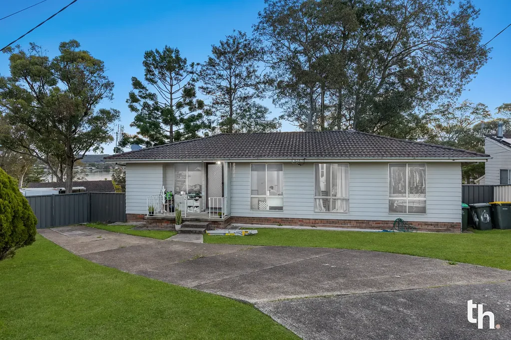 Bolton Point 4 Slaapkamer Family Home or Smart Investment on a Bumper Cul-de-Sac Block with Duplex Potential (STCA)