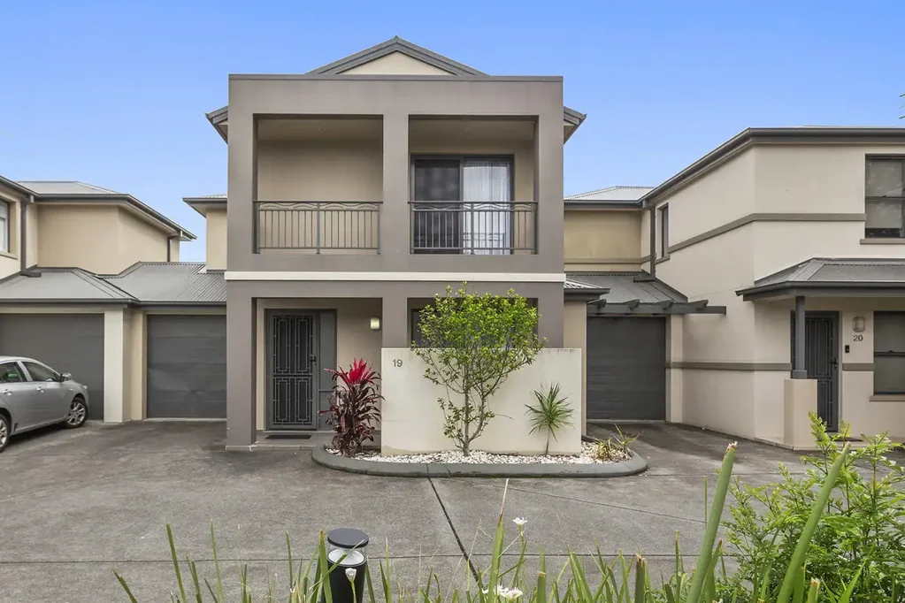 Belmont North 3कमरा Trendy Townhouse with stunning Alfresco area