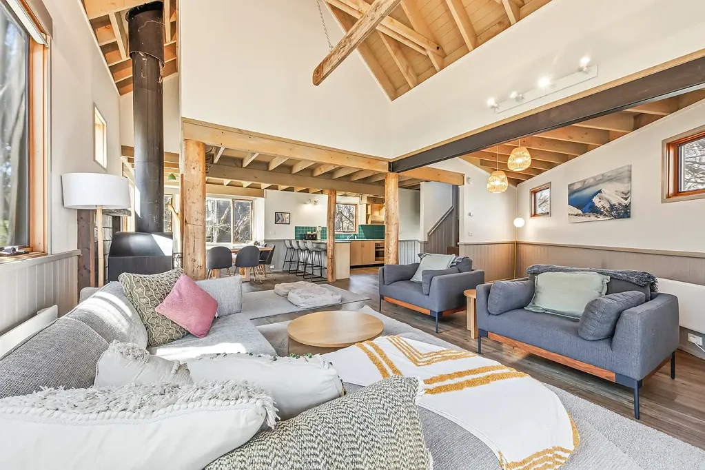 Dinner Plain 4ਬੈੱਡਰੂਮ Shortcut : A Timeless Alpine Retreat with Original Character and Modern Comfort.