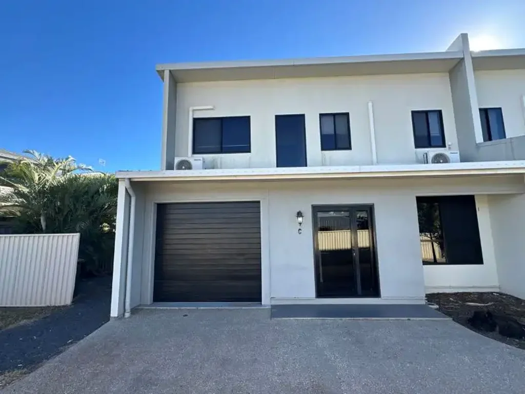 MODERN 3 BEDROOM LOW MAINTENANCE TOWNHOUSE