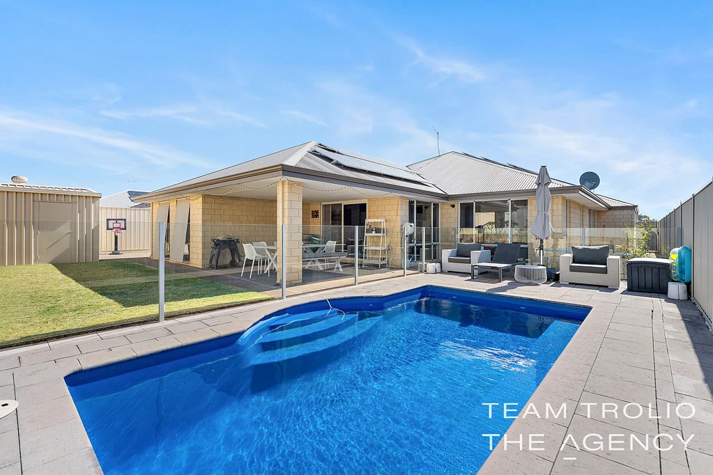 9 Riverina Parade, Lake Coogee, WA 6166
