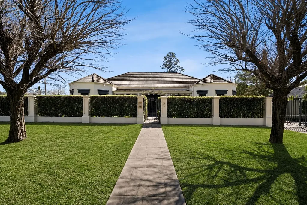 Myrtleford 5房  Timeless Grandeur. Private Sanctuary. Exceptional Lifestyle