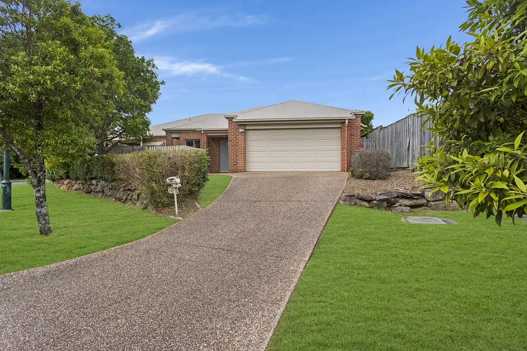 LOW MAINTENANCE DUPLEX IN HEART OF VARSITY LAKES!