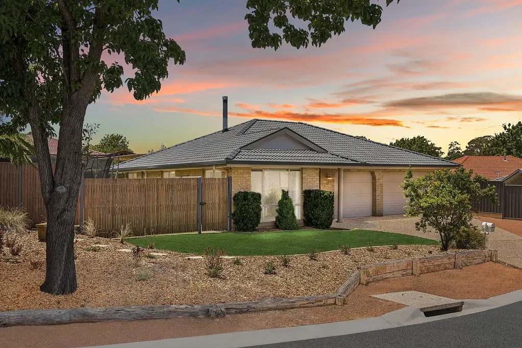 Amaroo 4બેડરૂમ Spacious Family Haven with Multiple Living Areas, Large Block, and Three-Car Garage