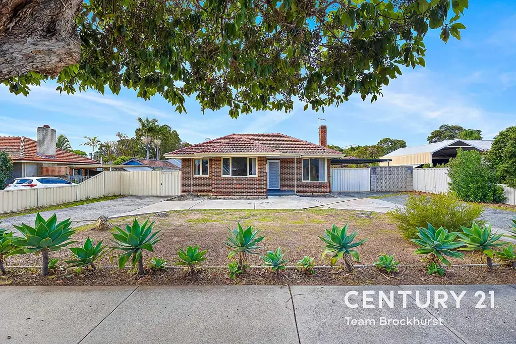 BIG YARD, HANDY LOCATION, COSY HOME
