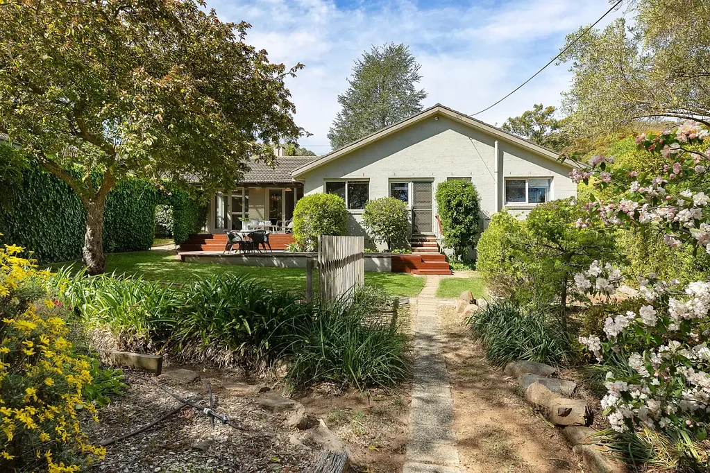 Hackett 3房  Classic Hackett Living with Modern Comforts