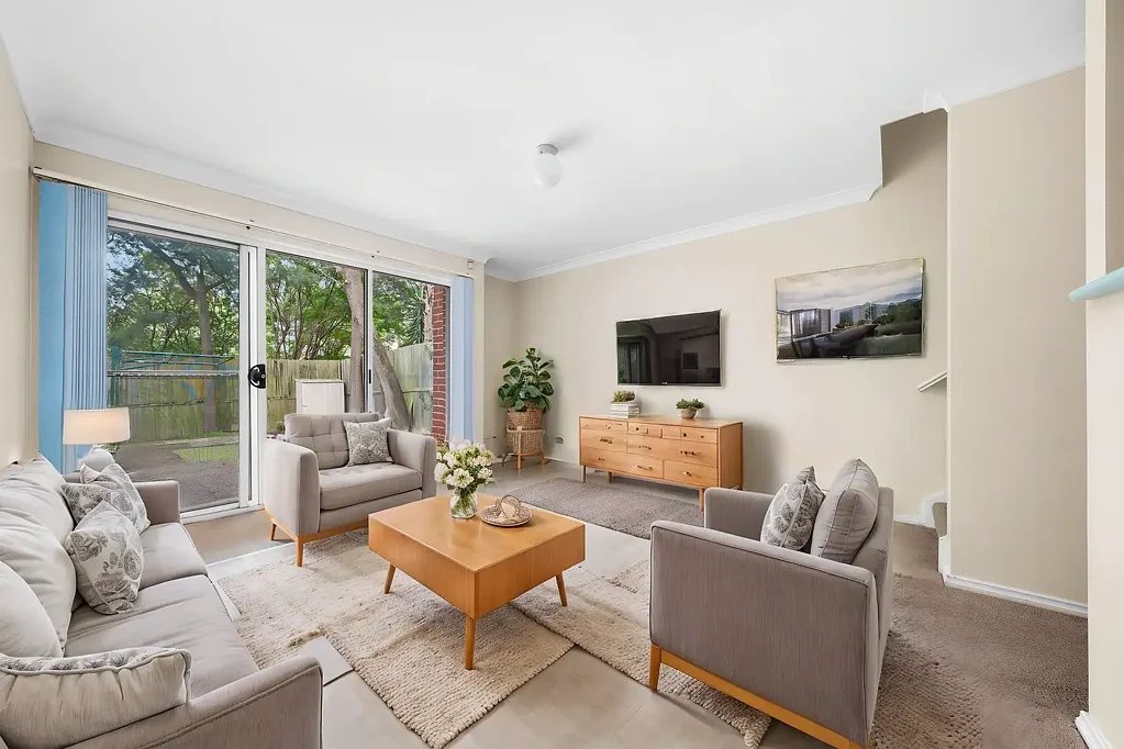 Unbeatable Location - Well appointed 2 bedrooms Townhouse !!