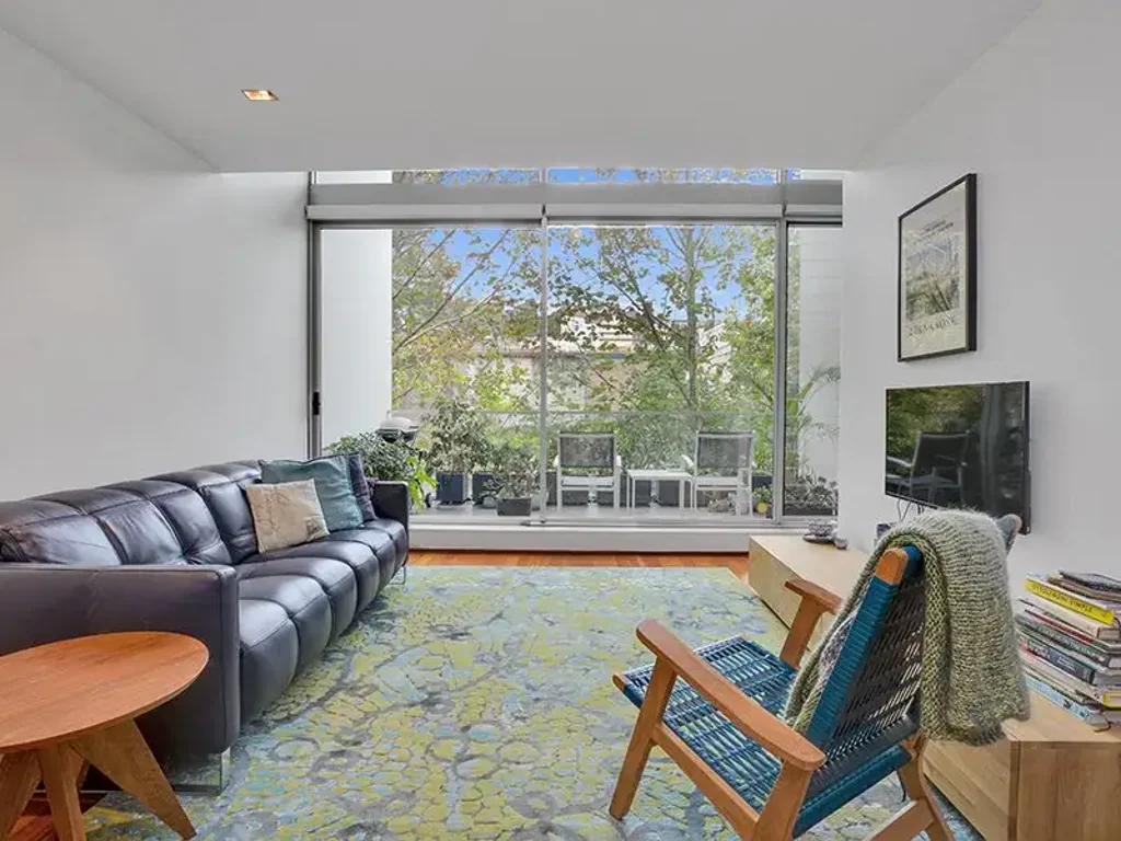 Split level one bedroom + study in Republic II