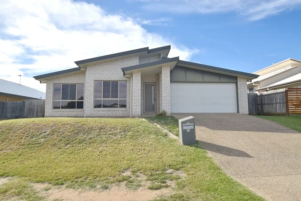 APPROVED APPLICATION :: LARGE EXECUTIVE RESIDENCE ON ELEVATED BLOCK!