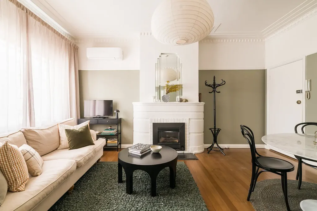 East Melbourne 1房 Art Deco经典大楼 150米Fitzroy Gardens美景 豪华厨卫 精致两车位 步行CBD与顶尖医院 Fully Renovated Art Deco Gem Near Fitzroy Gardens
