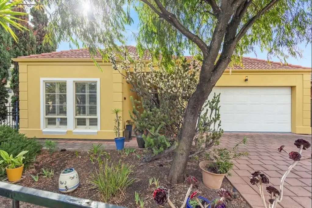 WALKING DISTANCE TO THE BEACH