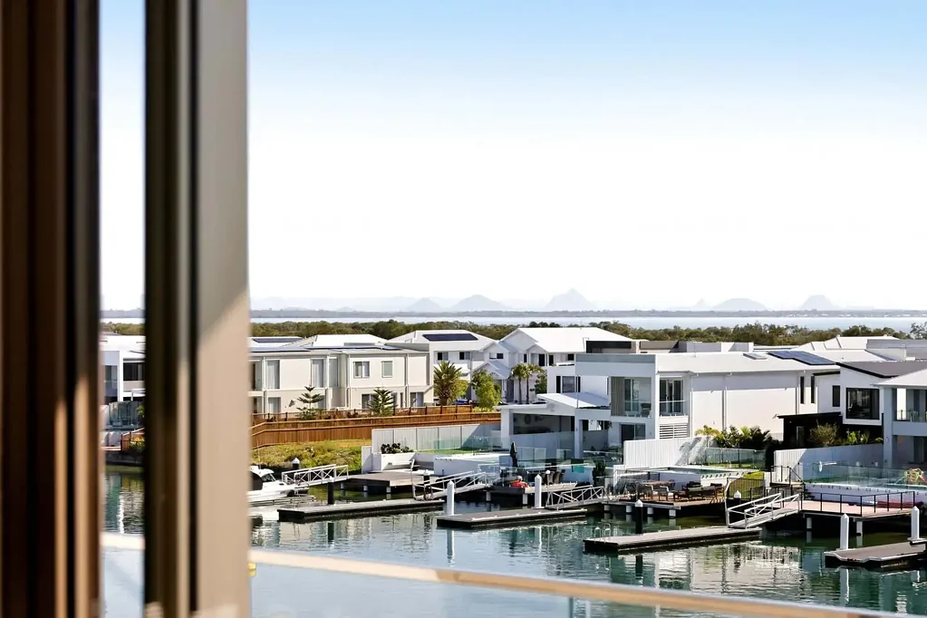 Newport 3Zimmer A Rare North-Facing Waterfront Position with an Exceptional Outlook